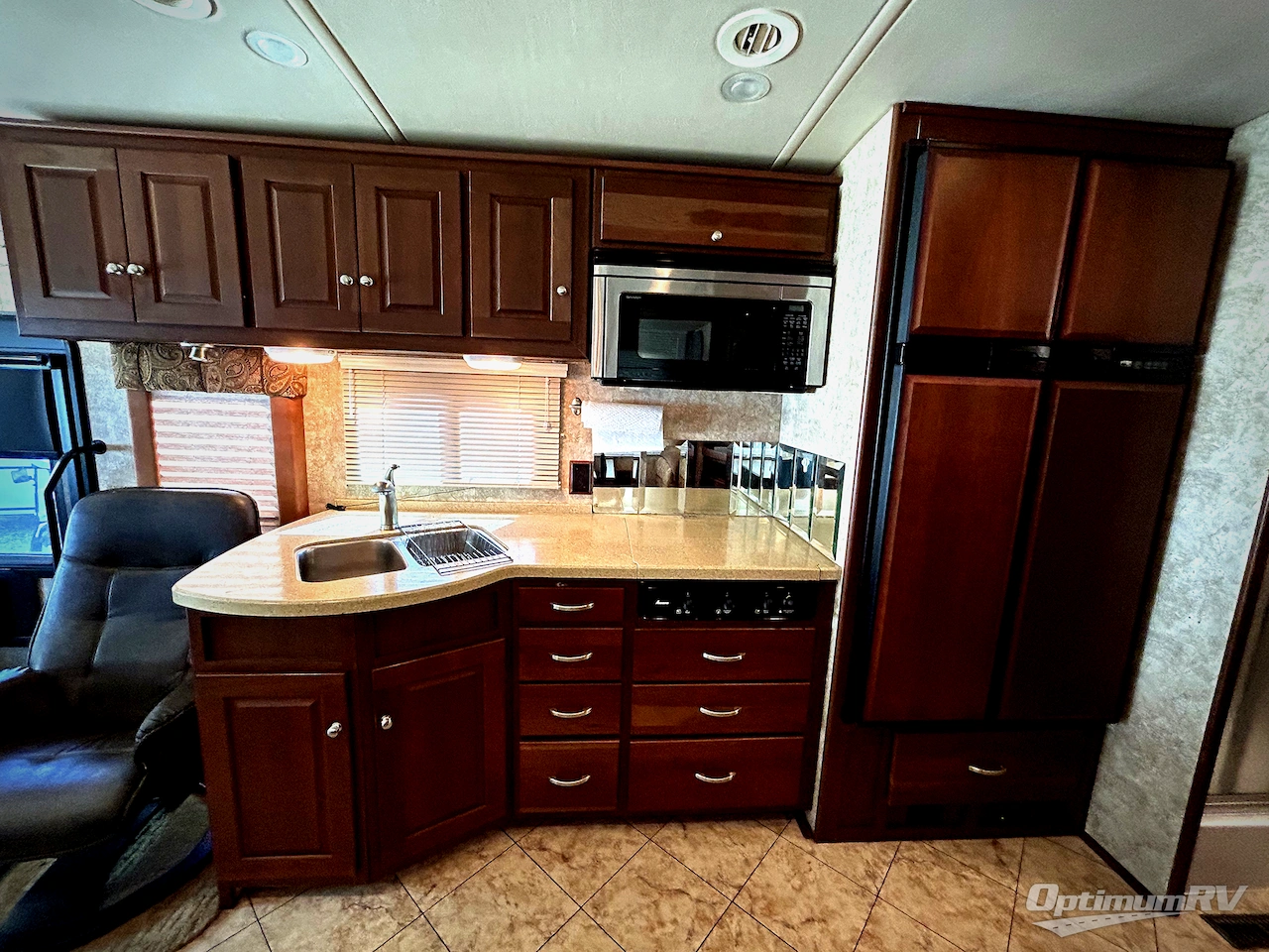 2009 Winnebago Destination 37G Photo 6