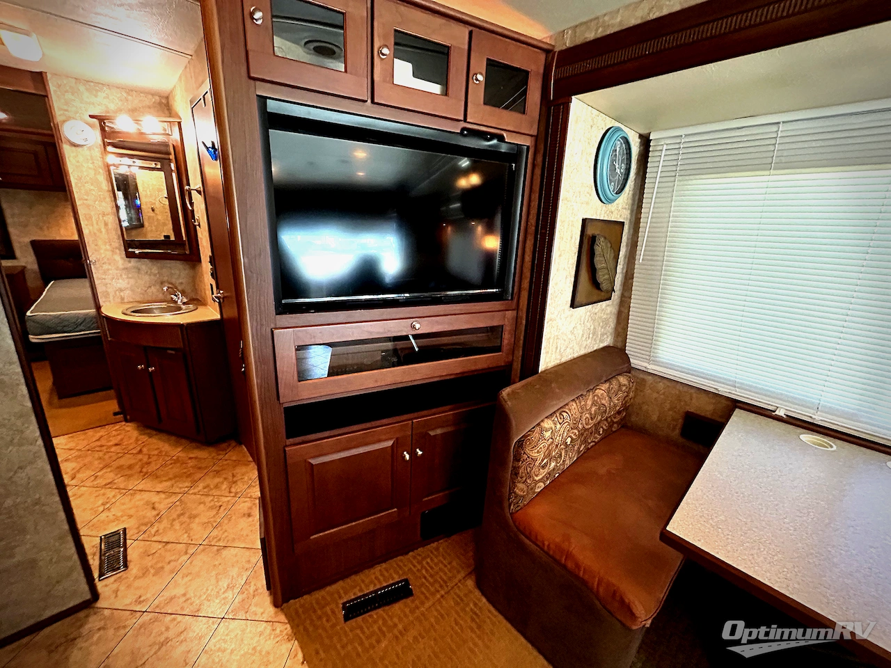 2009 Winnebago Destination 37G Photo 15