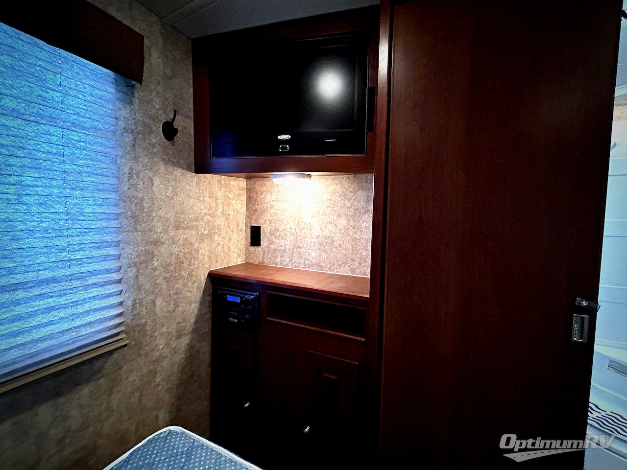 2009 Winnebago Destination 37G Photo 24