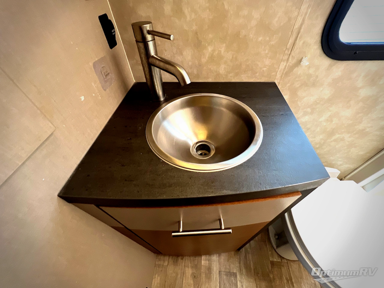 2018 Winnebago Navion 24D Photo 20