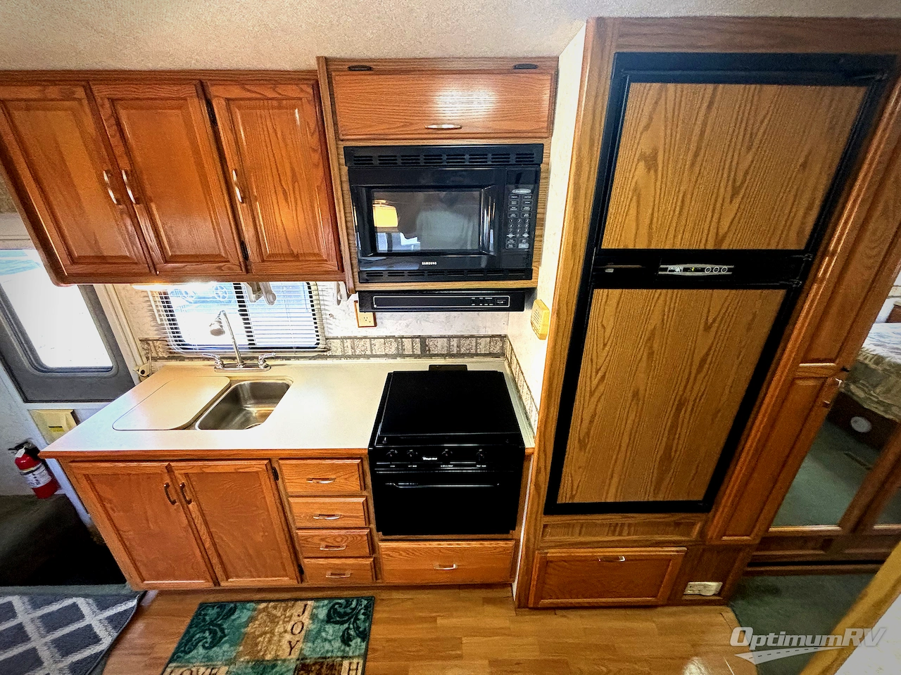 1999 Winnebago Brave 35C Photo 8