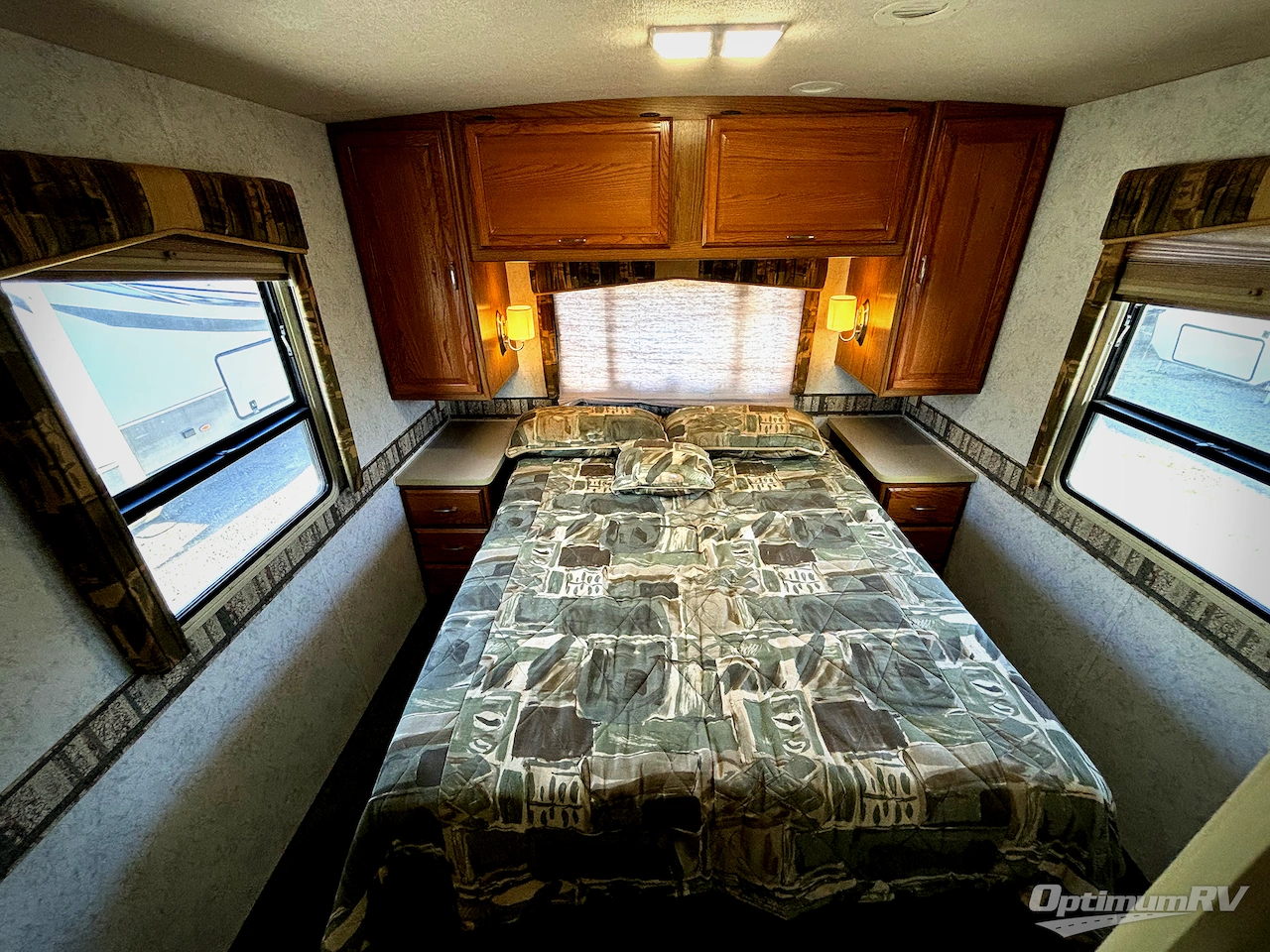 1999 Winnebago Brave 35C Photo 10