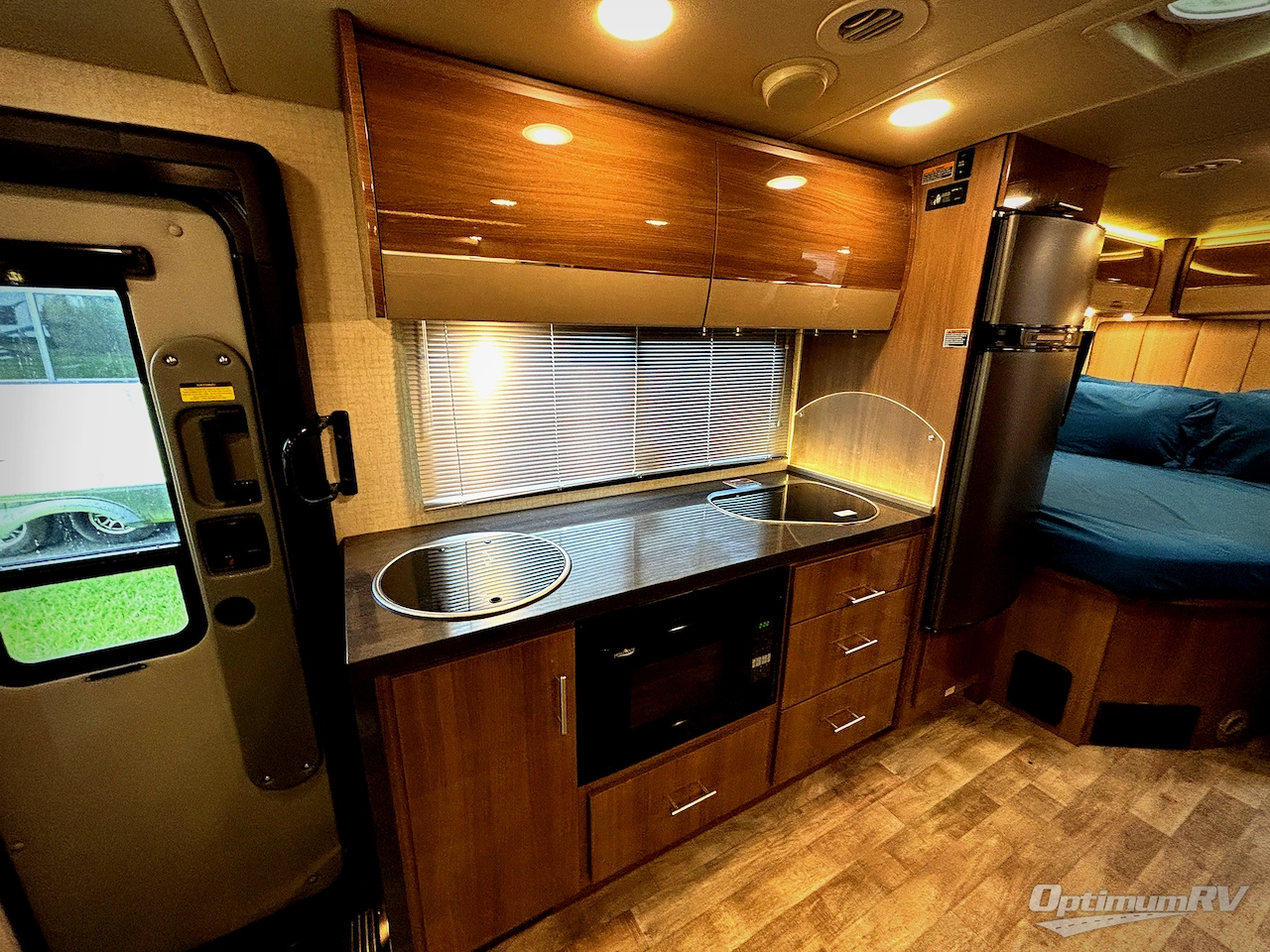 2017 Winnebago Via 25P Photo 10