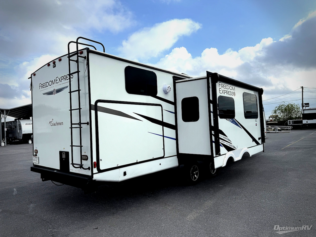 2023 Coachmen Freedom Express Liberty Edition 326BHDSLE Photo 2