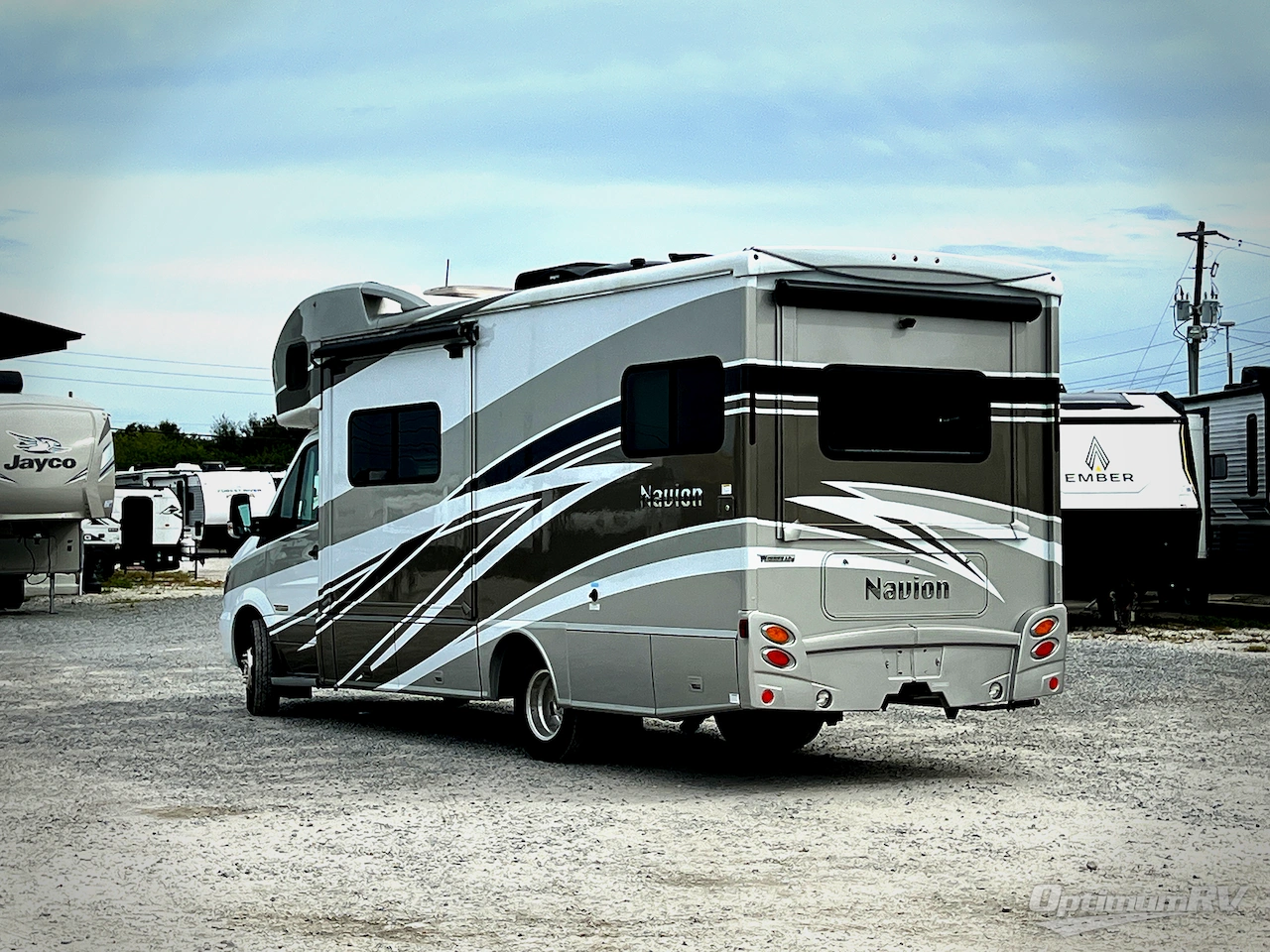 2017 Winnebago Navion 24G Photo 3