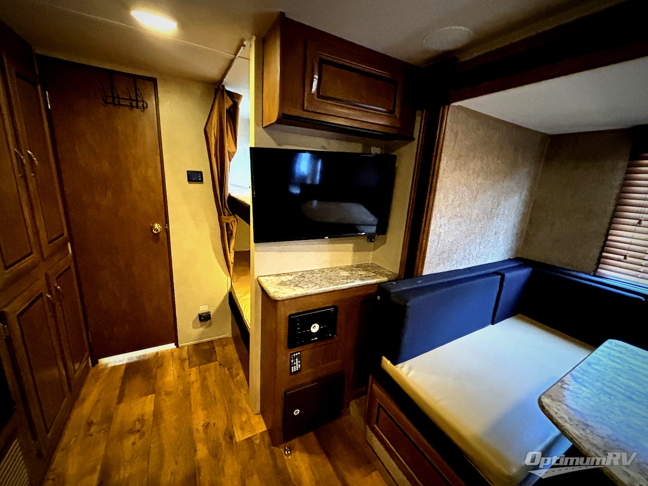 2017 Forest River Wildwood X-Lite 230BHXL Photo 11