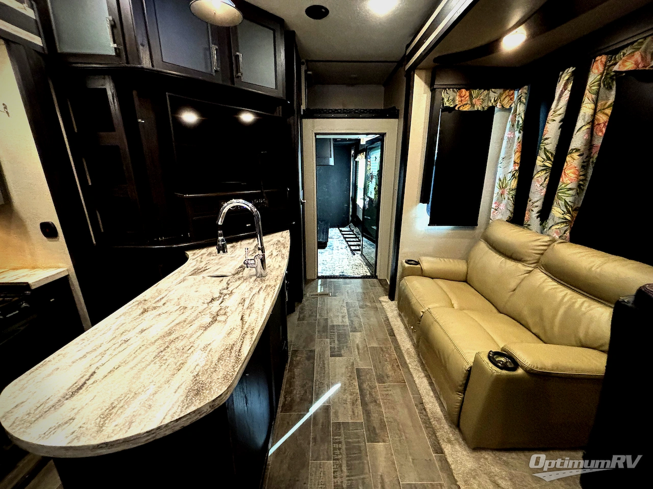 2017 Keystone Fuzion 423 Photo 4