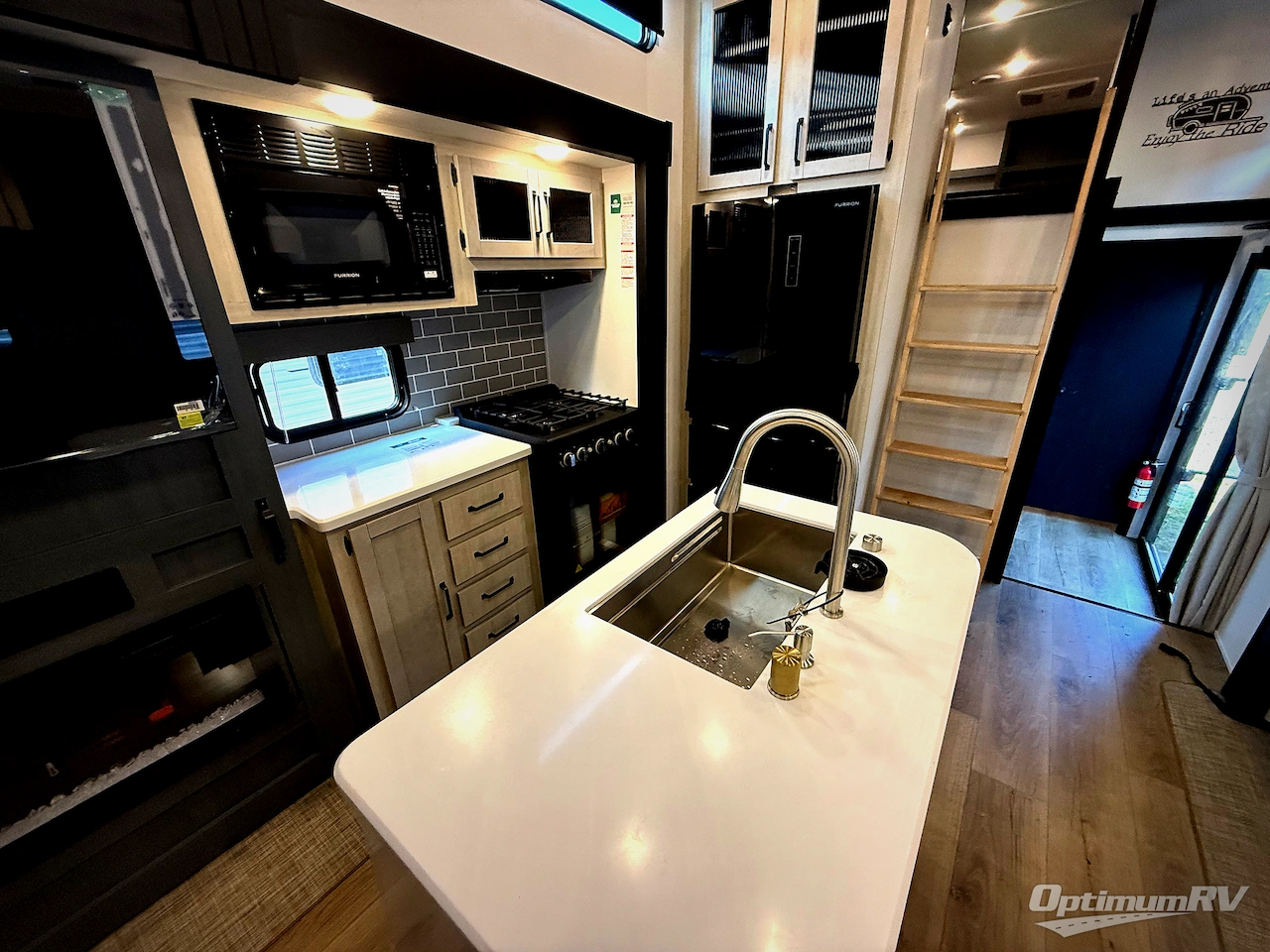 2026 Palomino Puma Destination 420LFT Photo 10