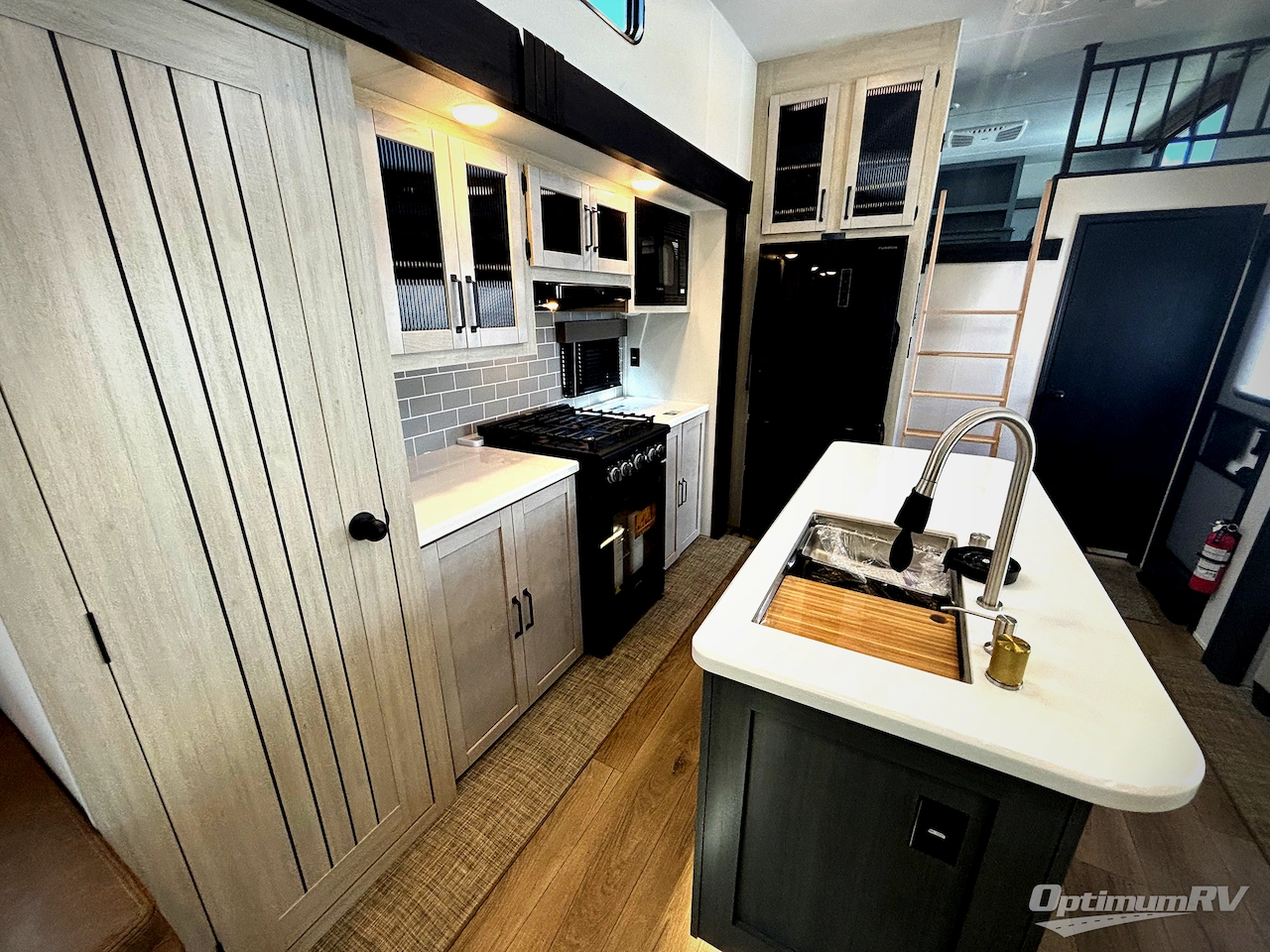 2026 Palomino Puma Destination 420LFT Photo 6