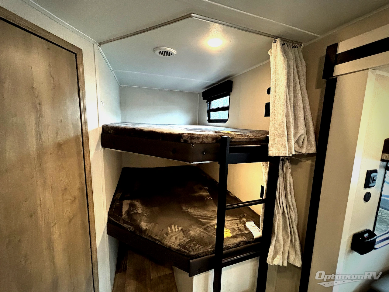2024 Palomino Puma 28DBFQ Photo 9