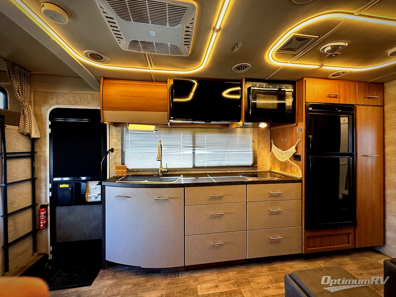 2018 Winnebago Navion 24D Photo 7