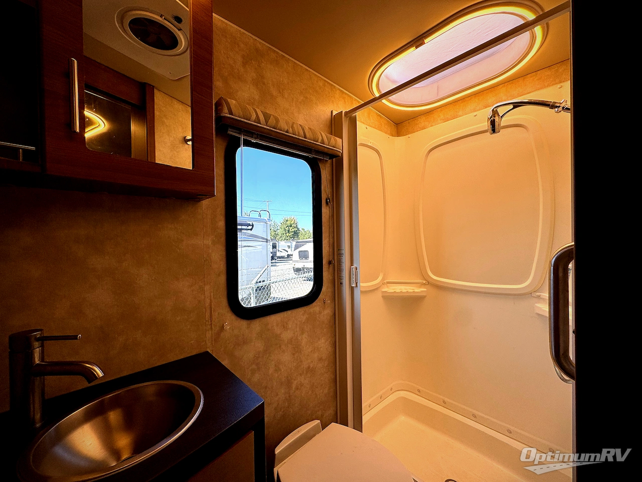 2018 Winnebago Navion 24D Photo 13