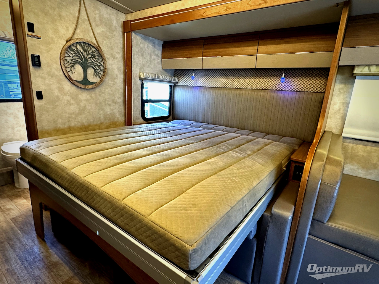 2018 Winnebago Navion 24D Photo 11