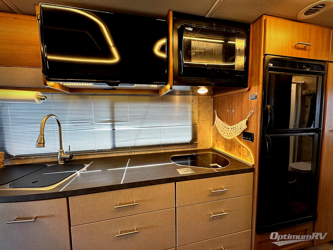 2018 Winnebago Navion 24D Photo 8