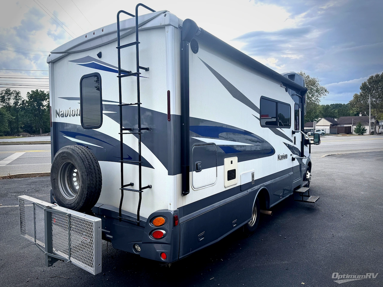 2018 Winnebago Navion 24D Photo 2