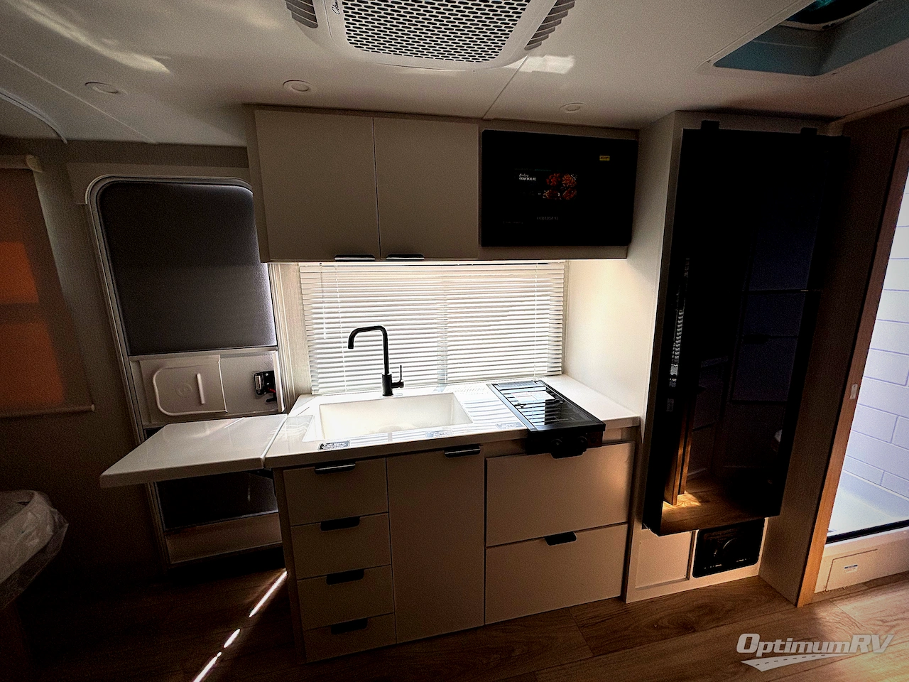 2027 Winnebago Micro Minnie 2108FBS Photo 8