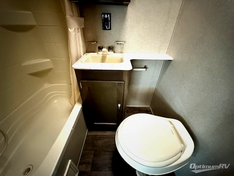 2018 Palomino Puma 30FBSS RV Photo 4