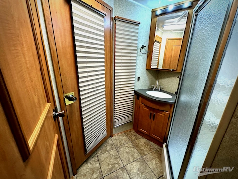 2008 Winnebago Adventurer 37B RV Photo 3