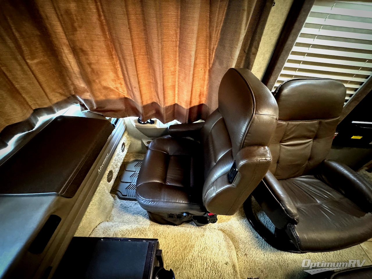 2008 Winnebago Adventurer 37B Photo 8
