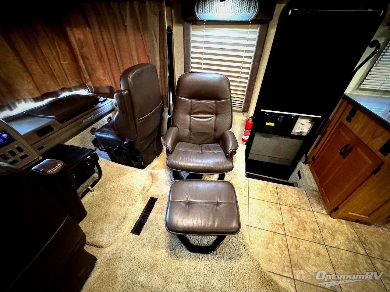2008 Winnebago Adventurer 37B Photo 9