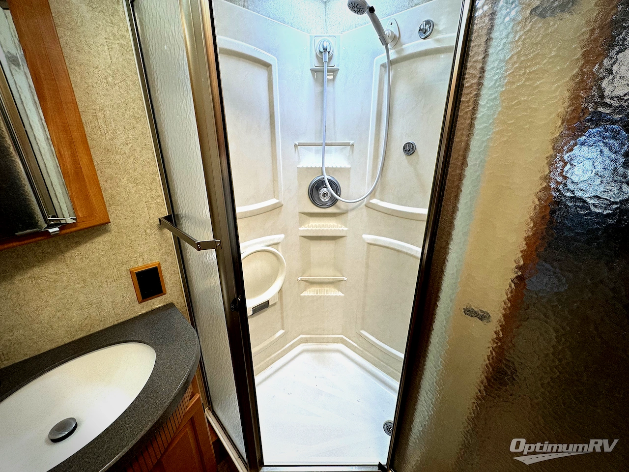 2008 Winnebago Adventurer 37B Photo 16