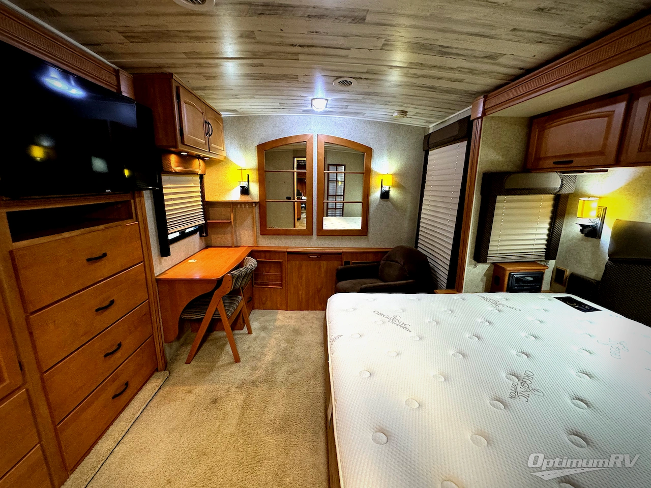 2008 Winnebago Adventurer 37B Photo 17