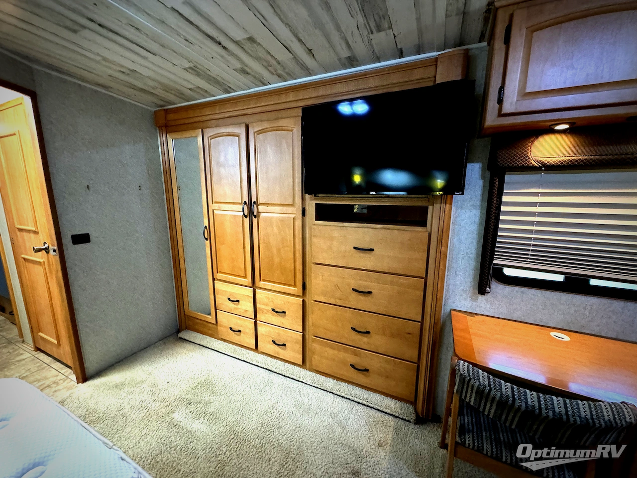 2008 Winnebago Adventurer 37B Photo 19