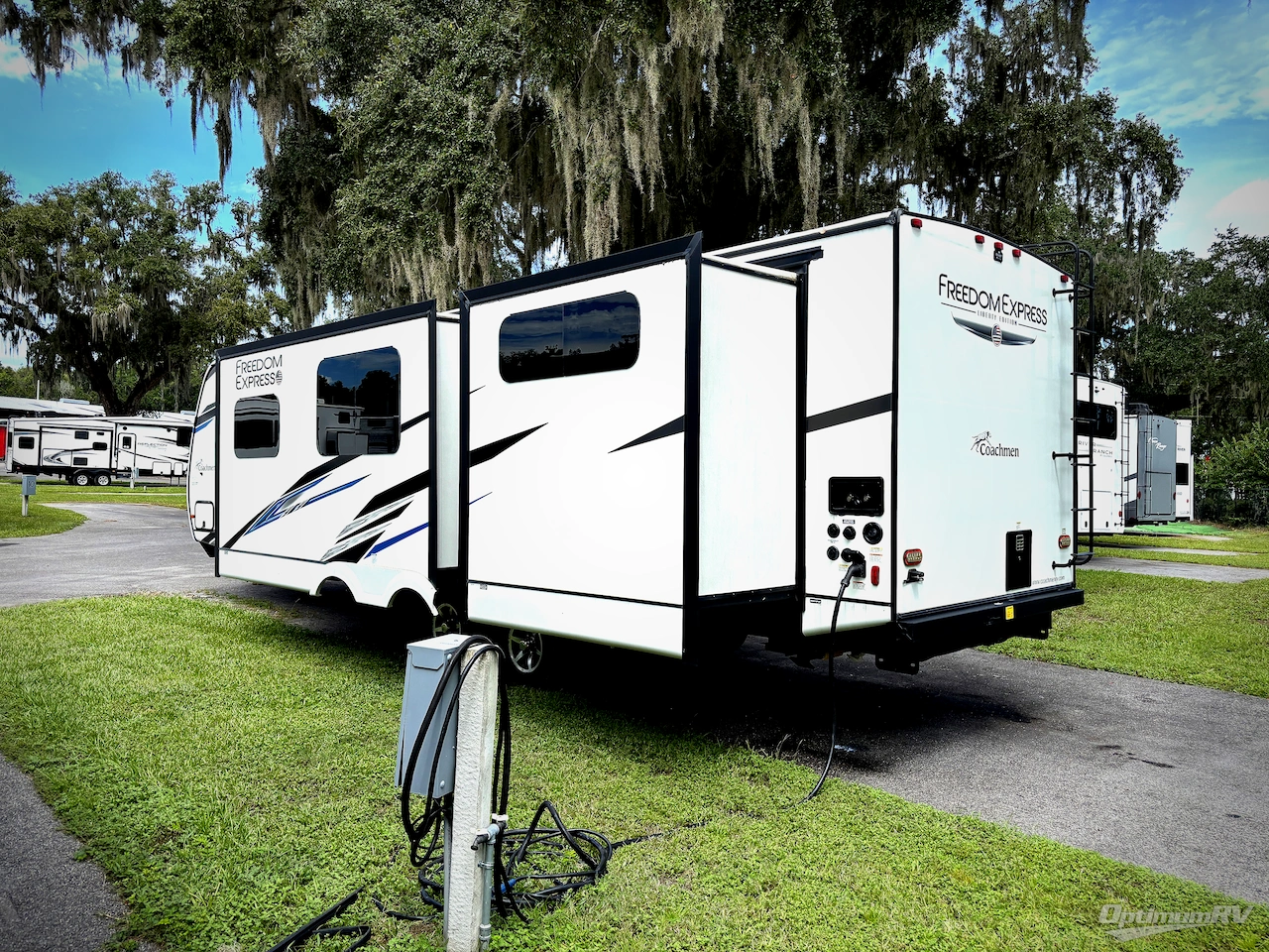 2023 Coachmen Freedom Express Liberty Edition 320BHDSLE Photo 3