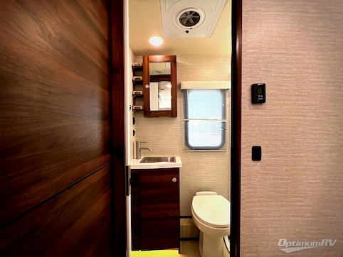 2020 Winnebago Navion 24D RV Photo 4
