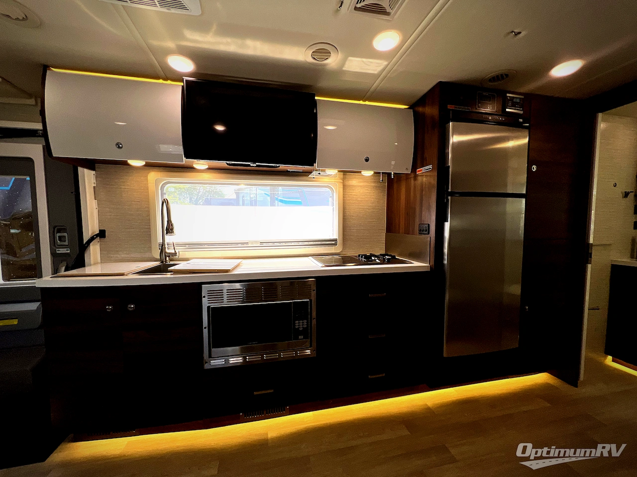 2020 Winnebago Navion 24D Photo 7
