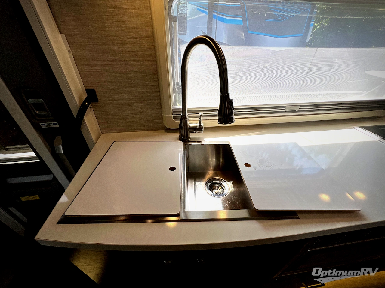 2020 Winnebago Navion 24D Photo 9
