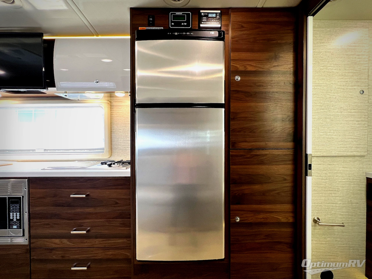 2020 Winnebago Navion 24D Photo 12