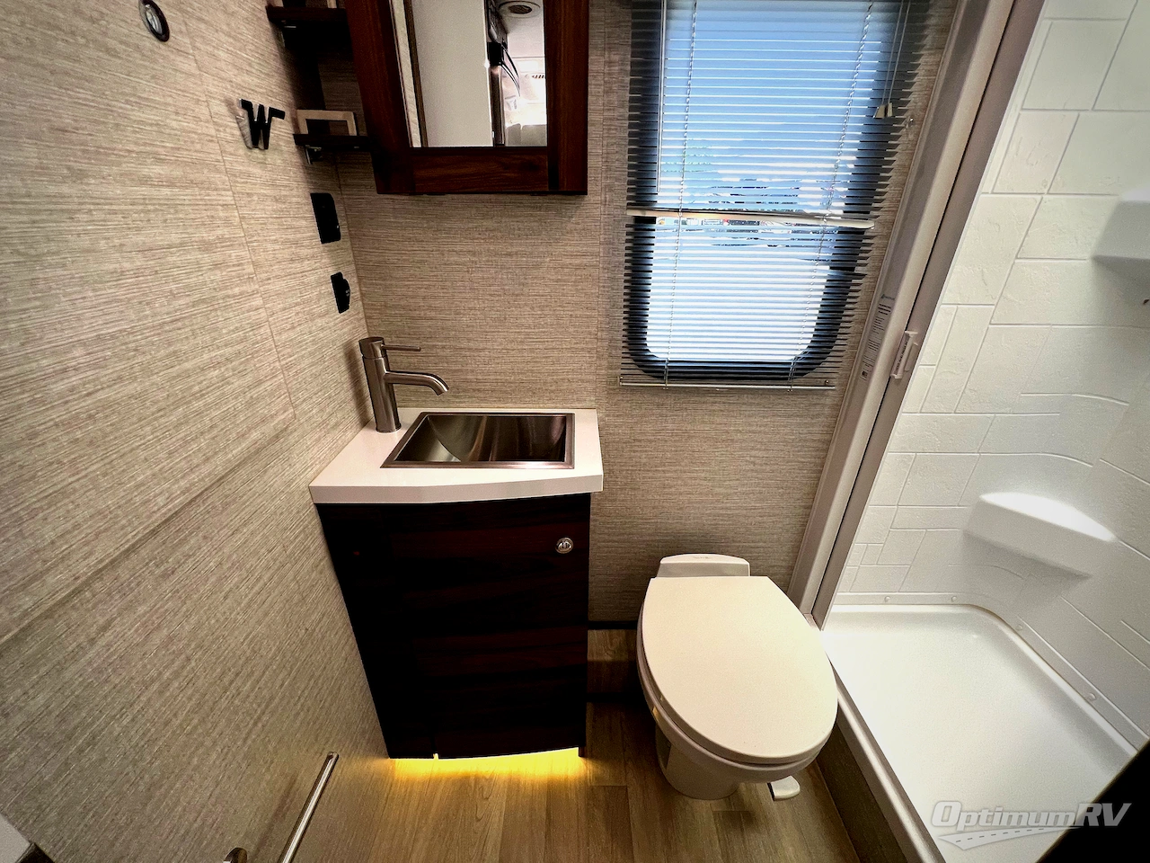 2020 Winnebago Navion 24D Photo 17