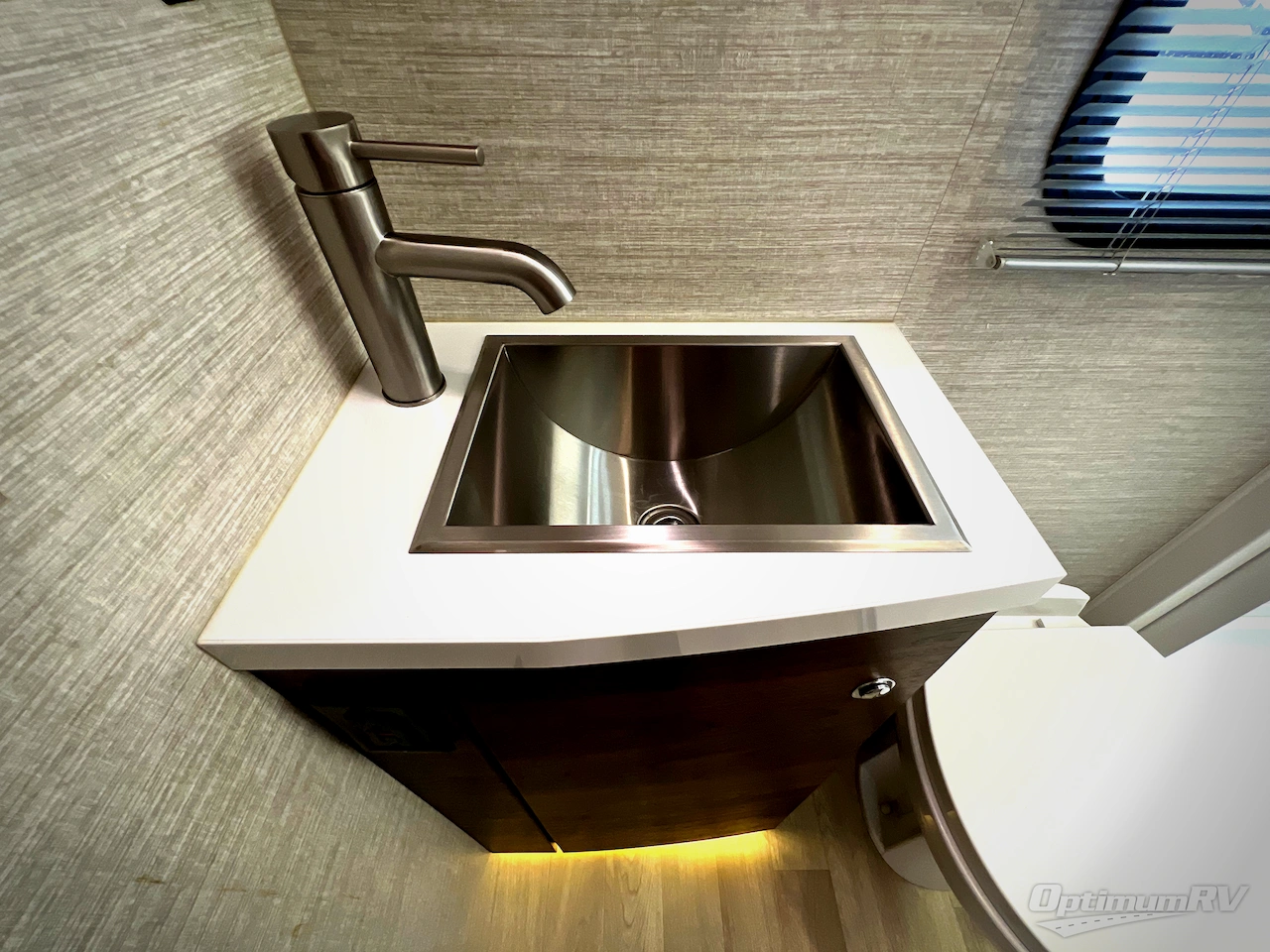 2020 Winnebago Navion 24D Photo 18