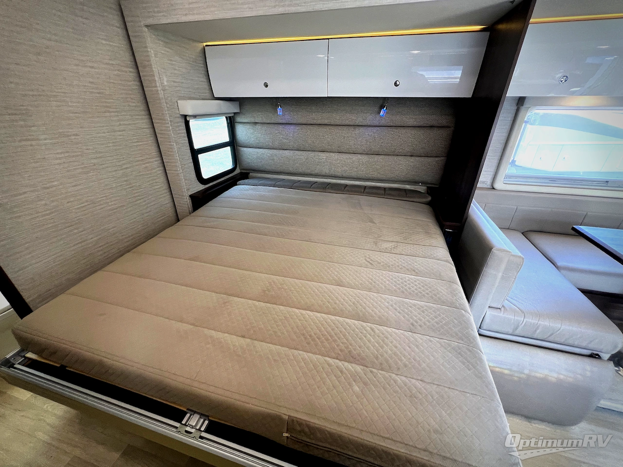 2020 Winnebago Navion 24D Photo 15