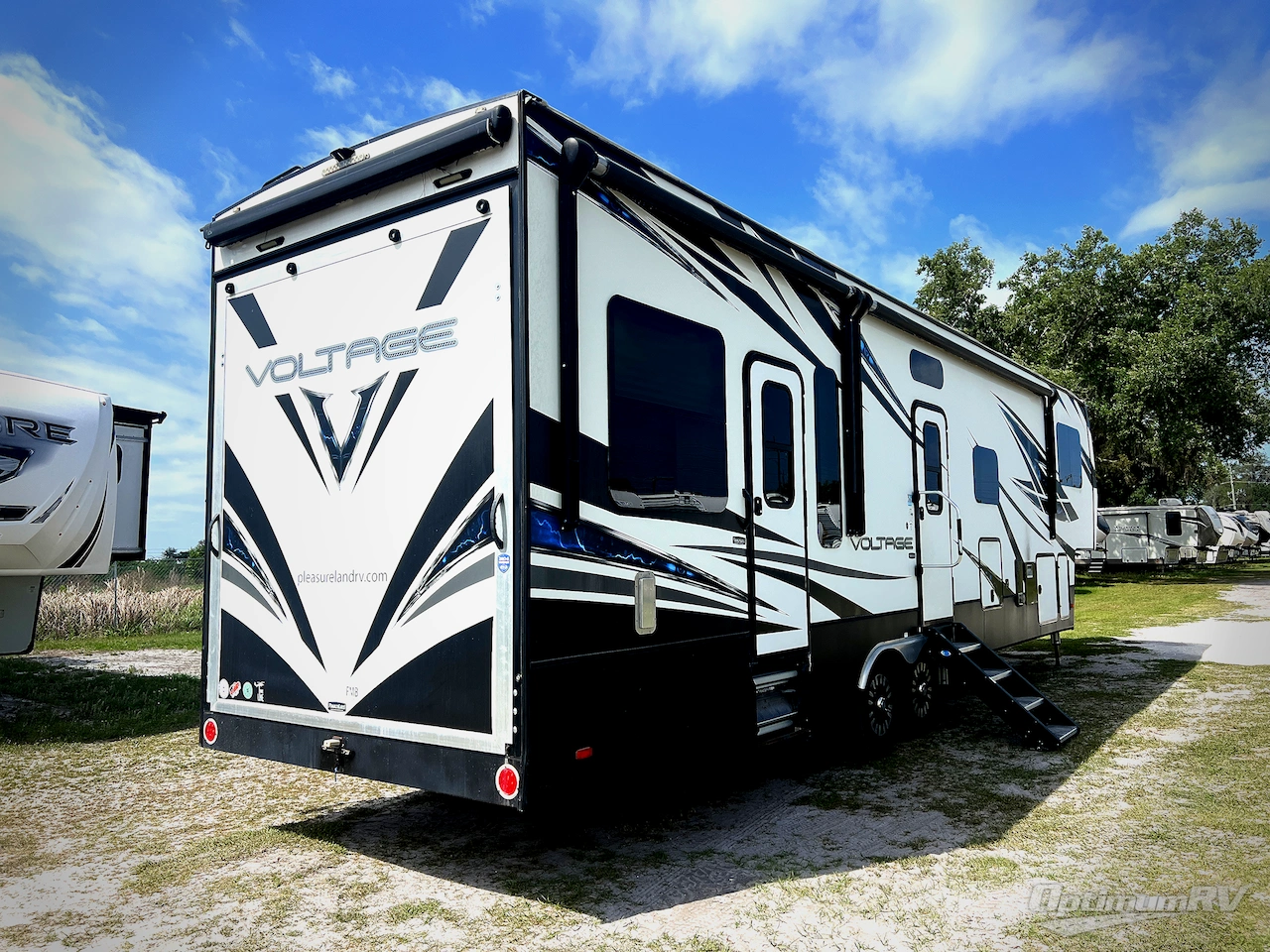 2018 Dutchmen Voltage V3705 Photo 3