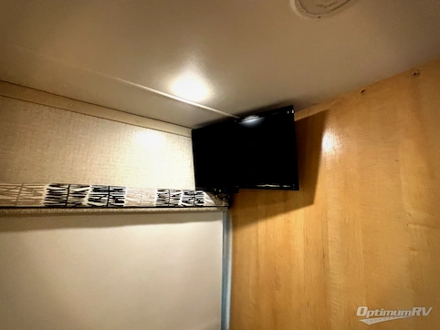 2017 Winnebago Fuse 23T RV Photo 4