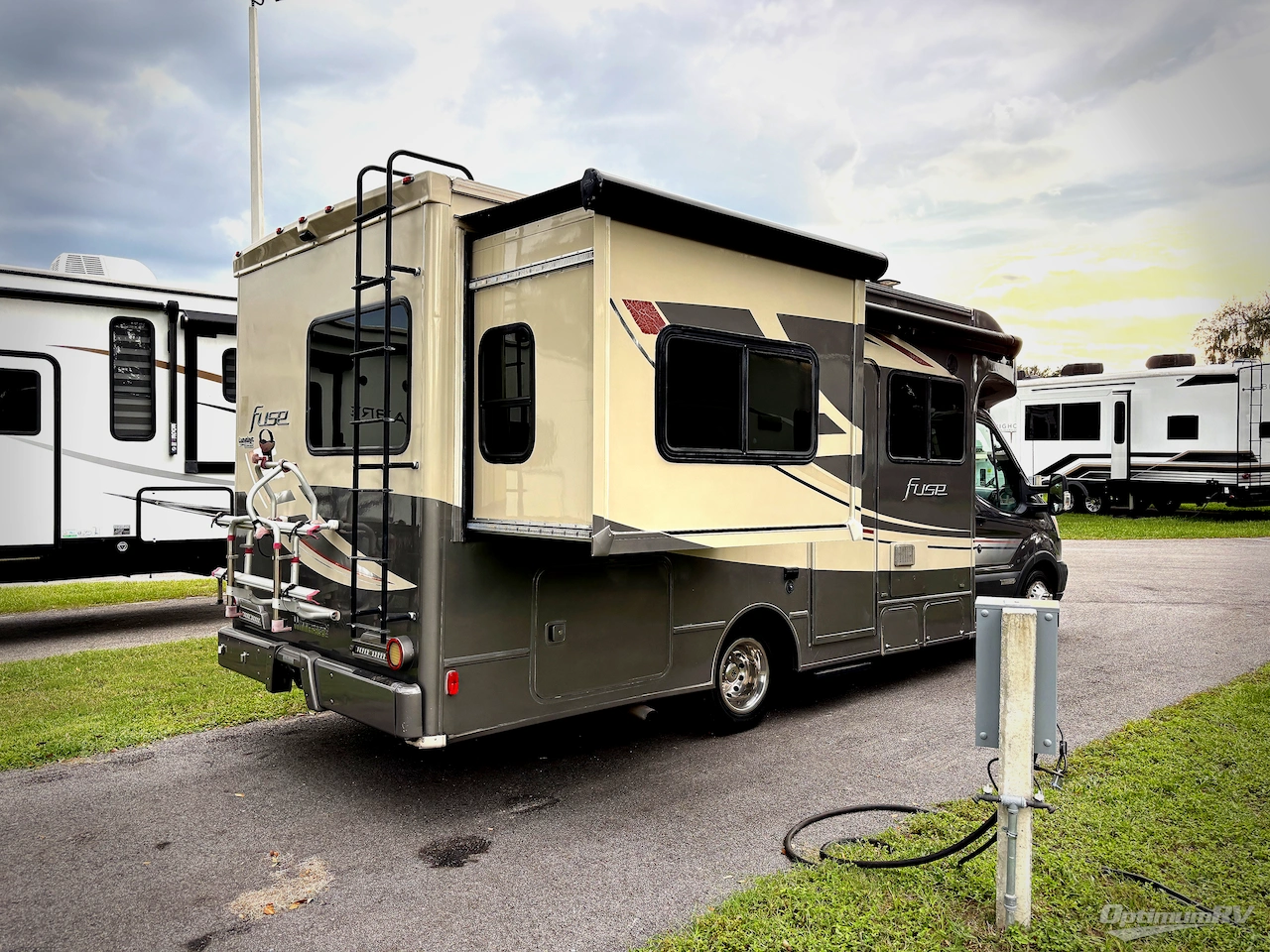 2017 Winnebago Fuse 23T Photo 2