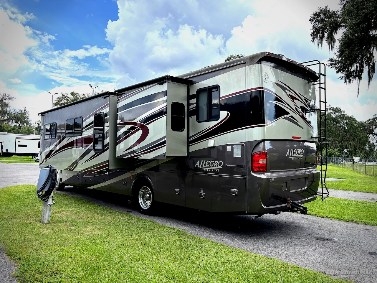 2013 Tiffin Allegro 36 LA Photo 3