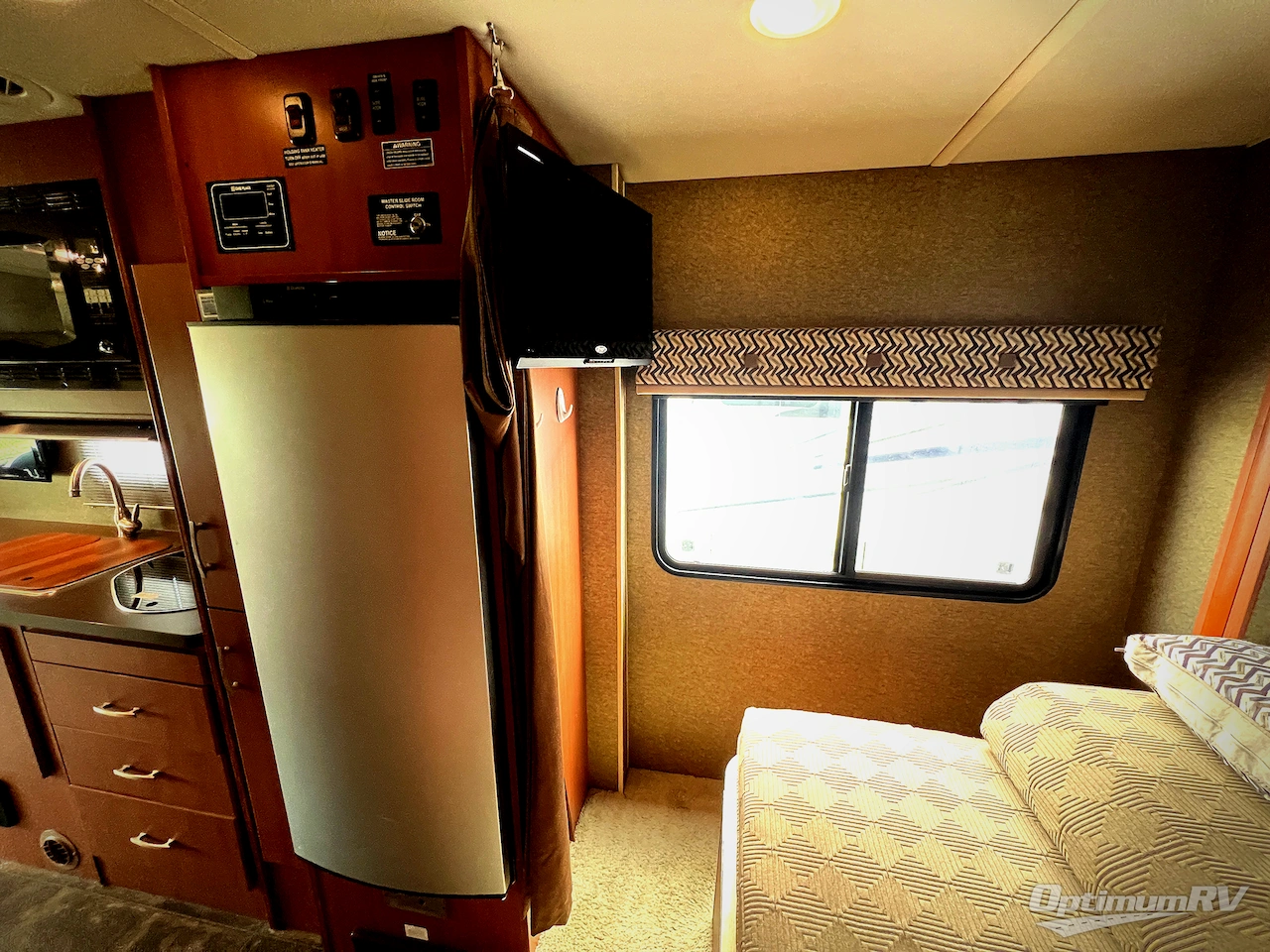 2013 Itasca Navion IQ 24G Photo 16
