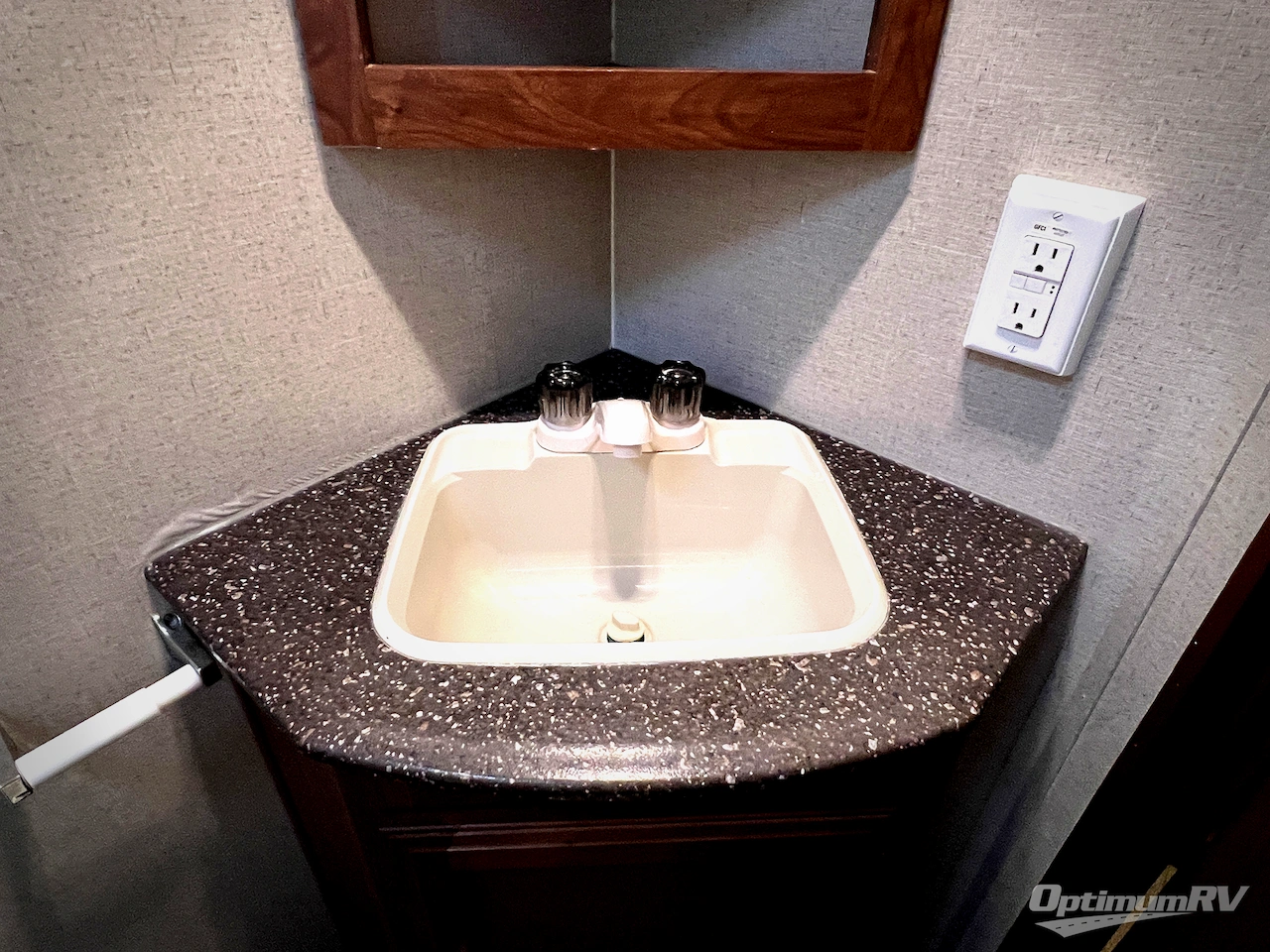 2017 Coachmen Freedom Express 275BHS Photo 30