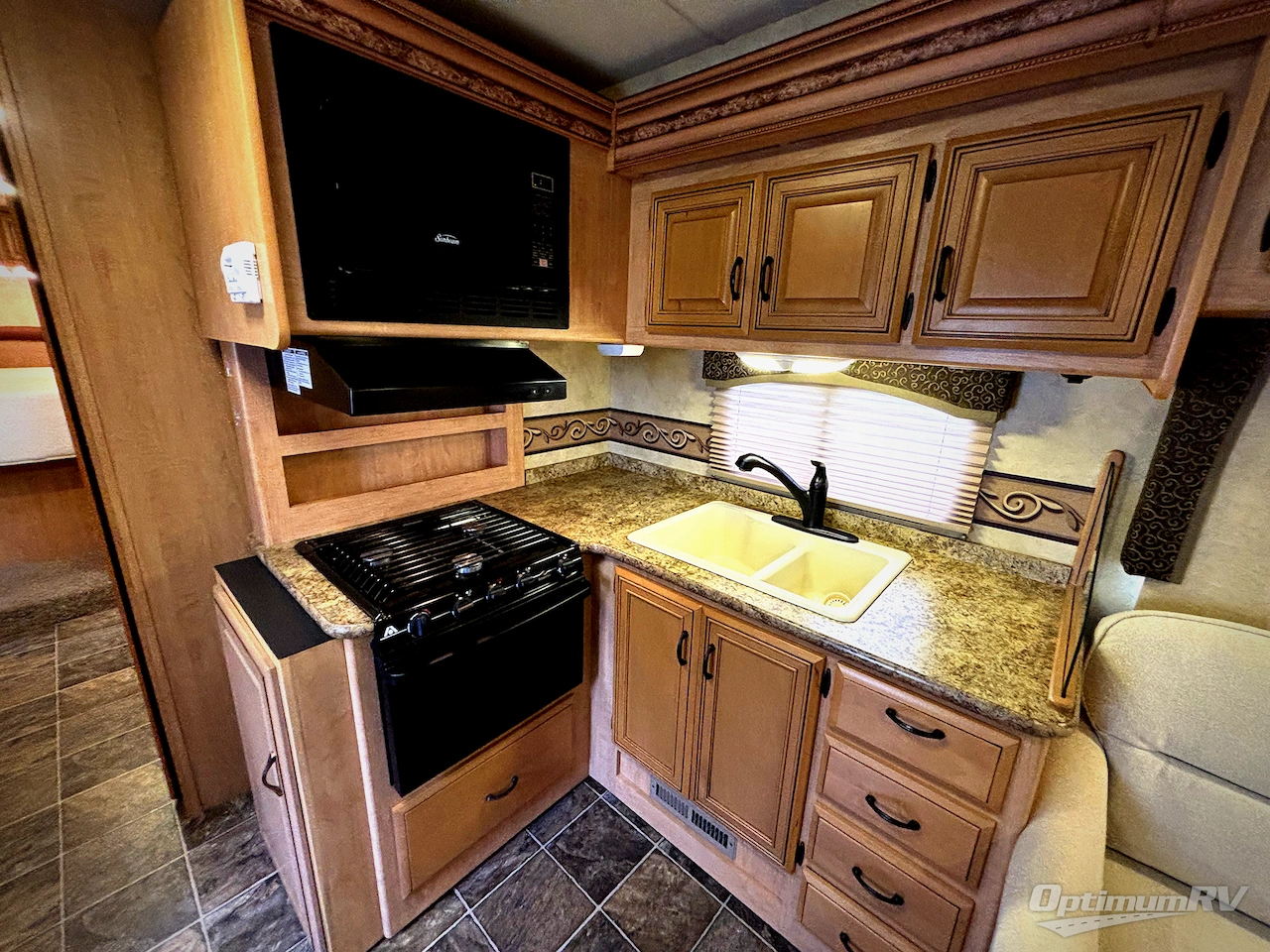 2012 Thor Hurricane 32D Photo 13