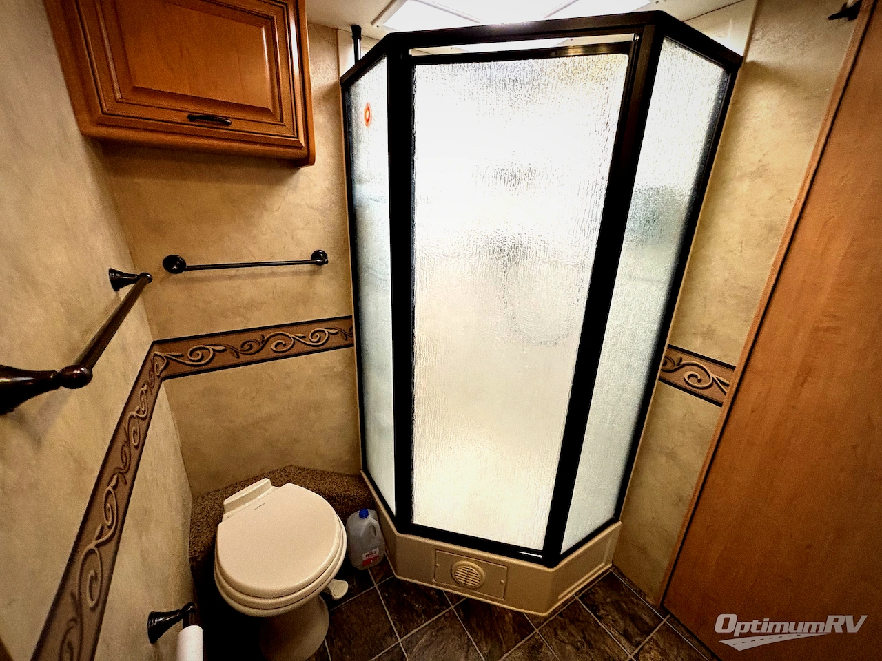 2012 Thor Hurricane 32D Photo 17