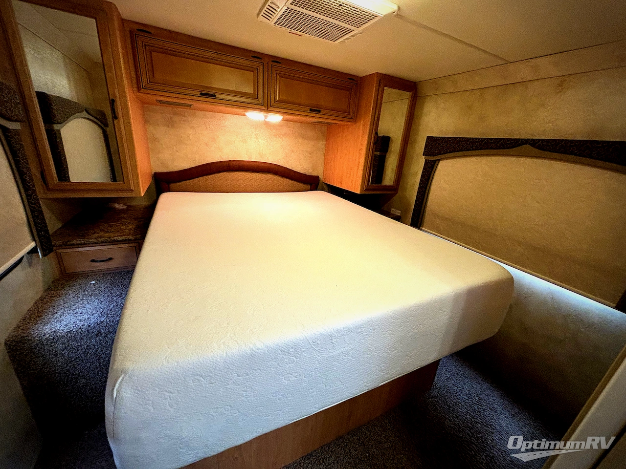 2012 Thor Hurricane 32D Photo 19