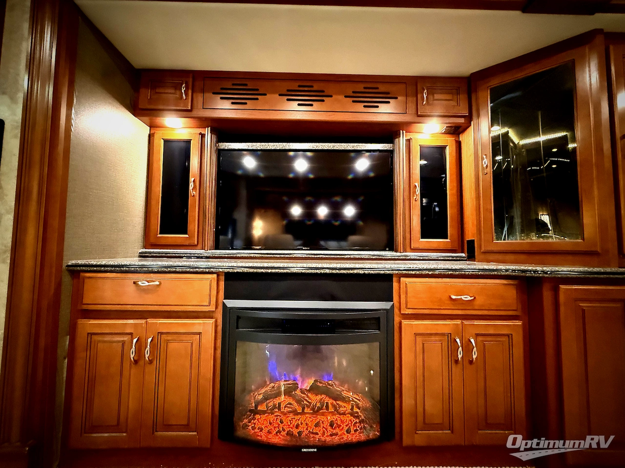 2015 Fleetwood Discovery 40E Photo 13