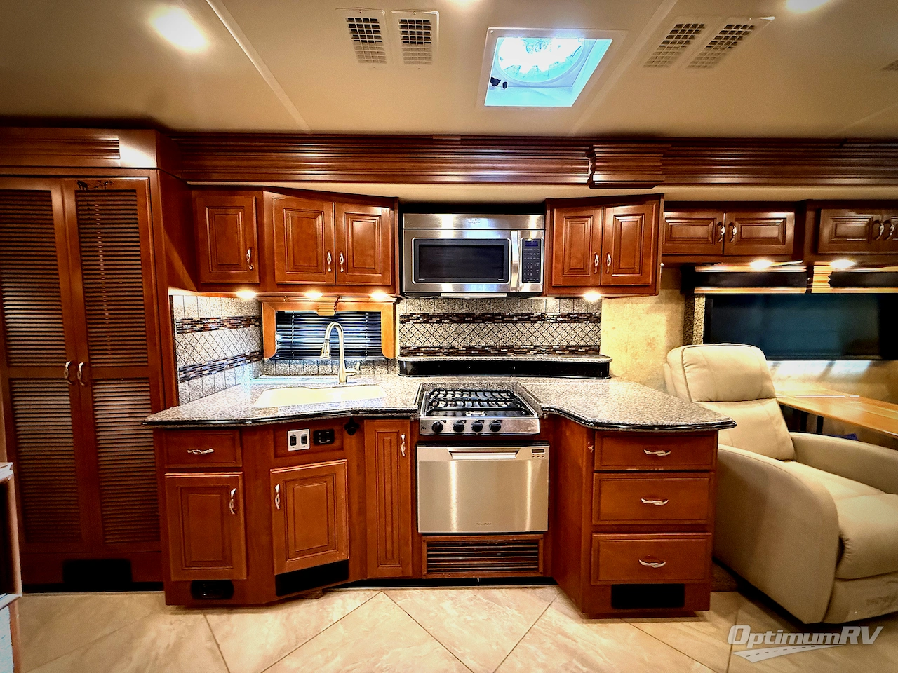 2015 Fleetwood Discovery 40E Photo 18