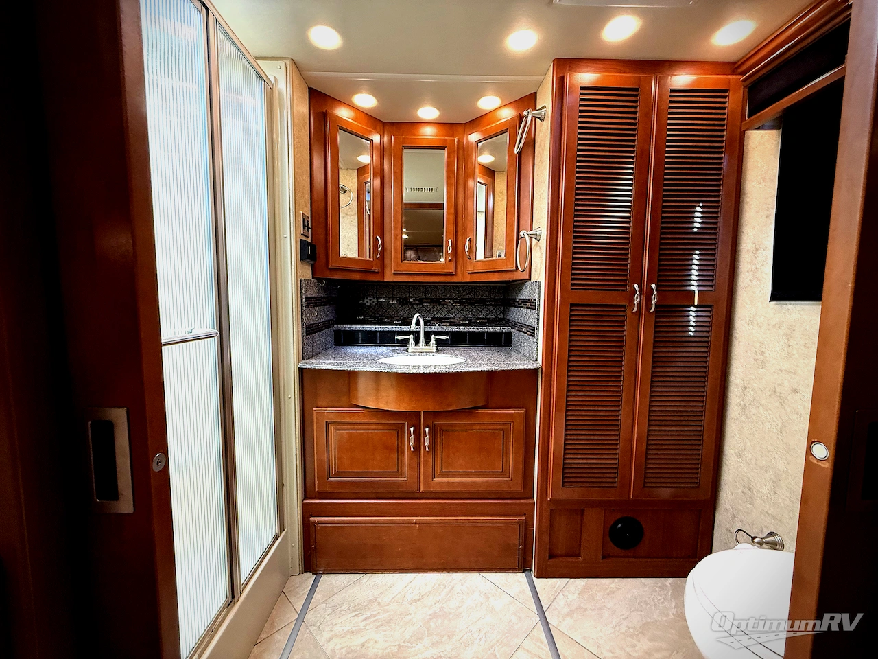 2015 Fleetwood Discovery 40E Photo 29