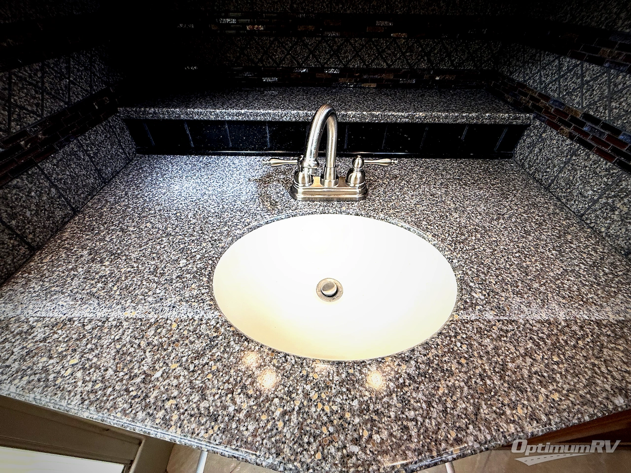2015 Fleetwood Discovery 40E Photo 30