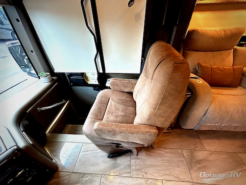 2018 Thor Aria 3901 RV Photo 2