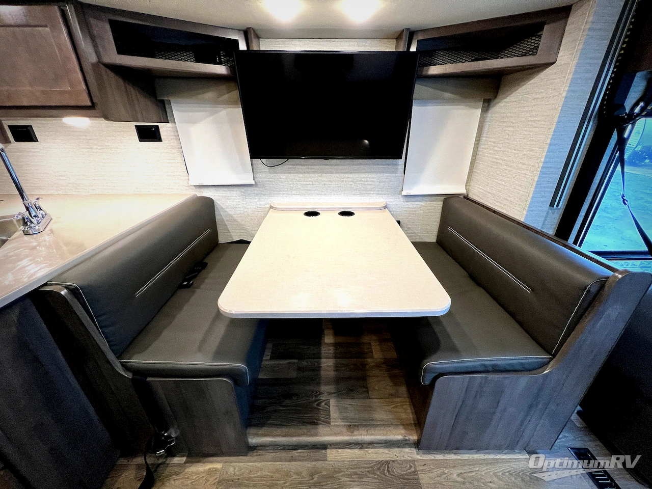 2020 Winnebago Vista 31B Photo 13